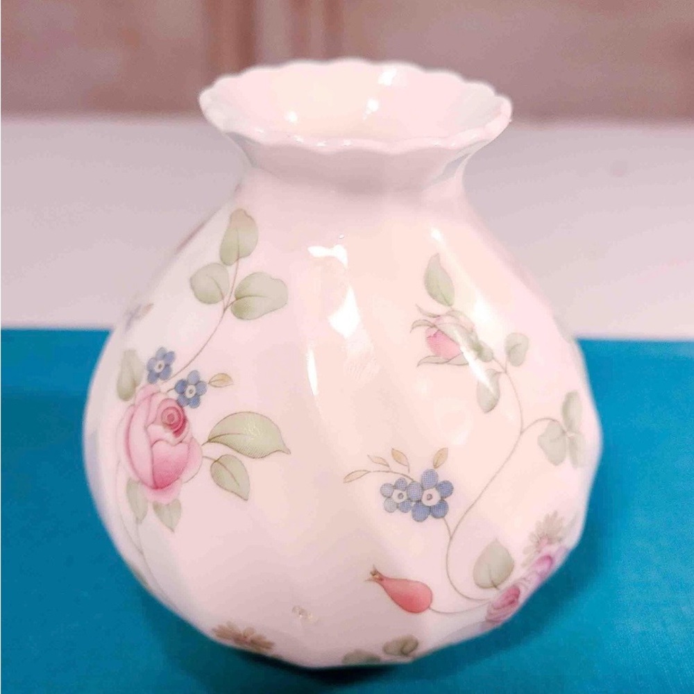 Wedgwood cream floral bud vase with Pink and Blue Flowers bone china 3 inches